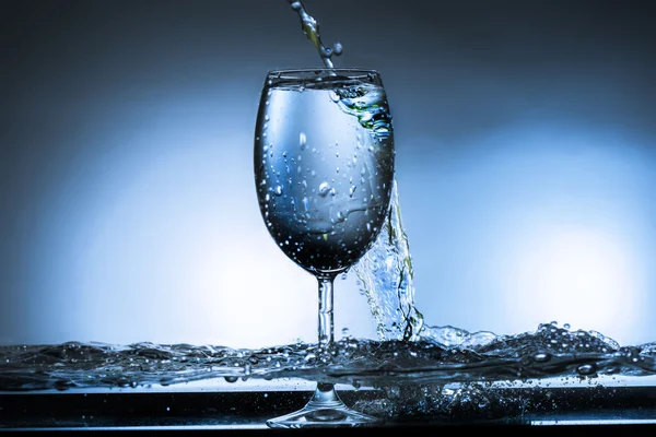 Wasser Glas Wasser spritzen — Stockfoto